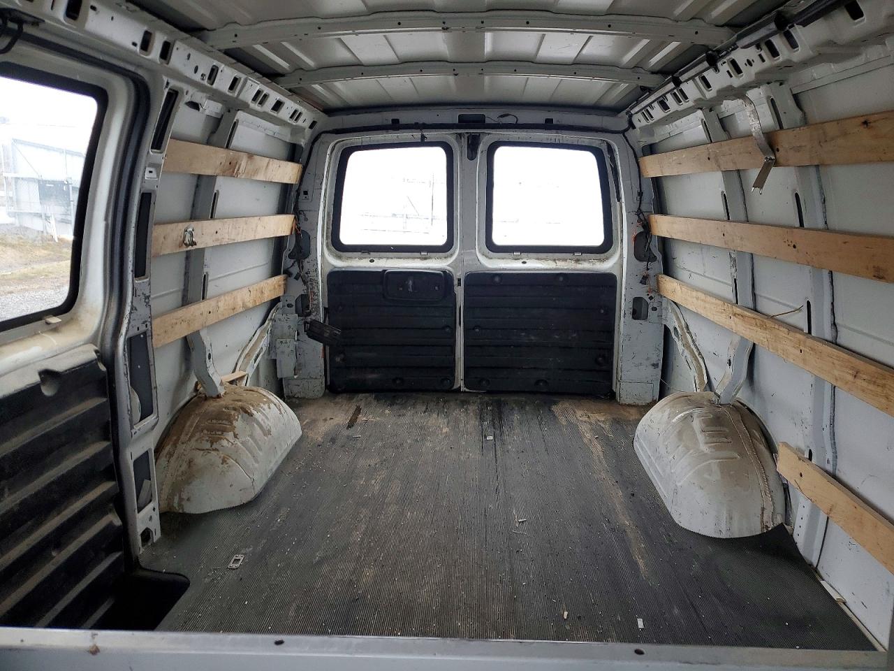 2015 GMC SAVANA G2500 photo 28