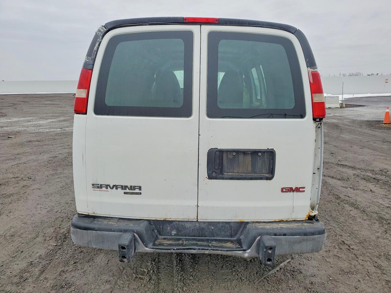 2015 GMC SAVANA G2500 photo 16