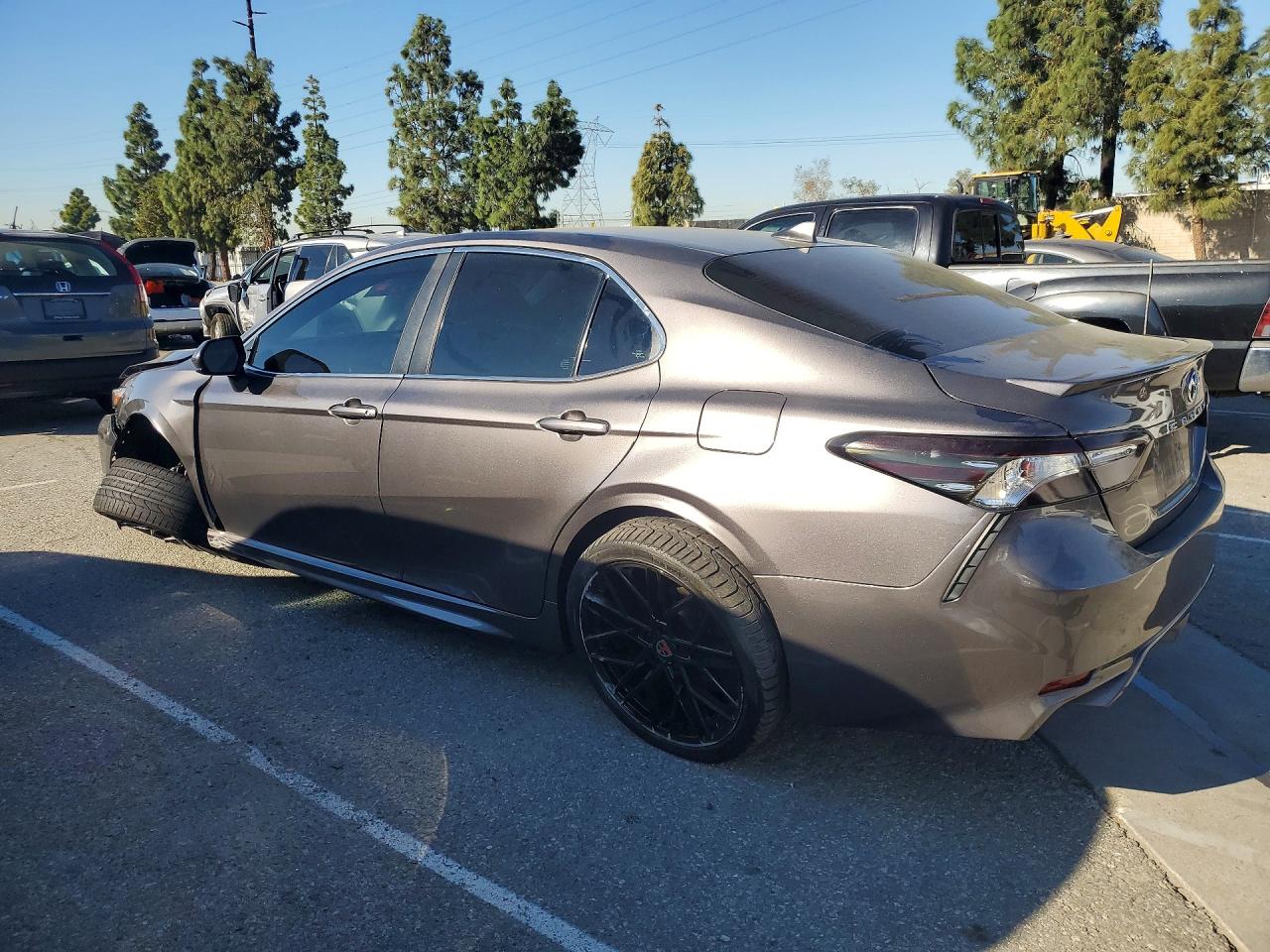 2020 TOYOTA CAMRY SE photo 3