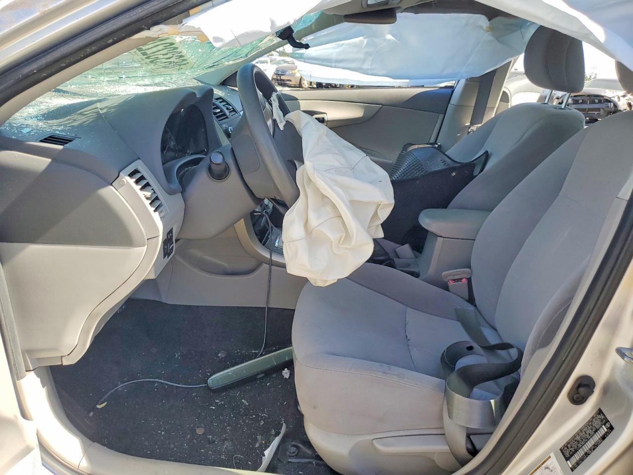 2010 TOYOTA COROLLA LE photo 7