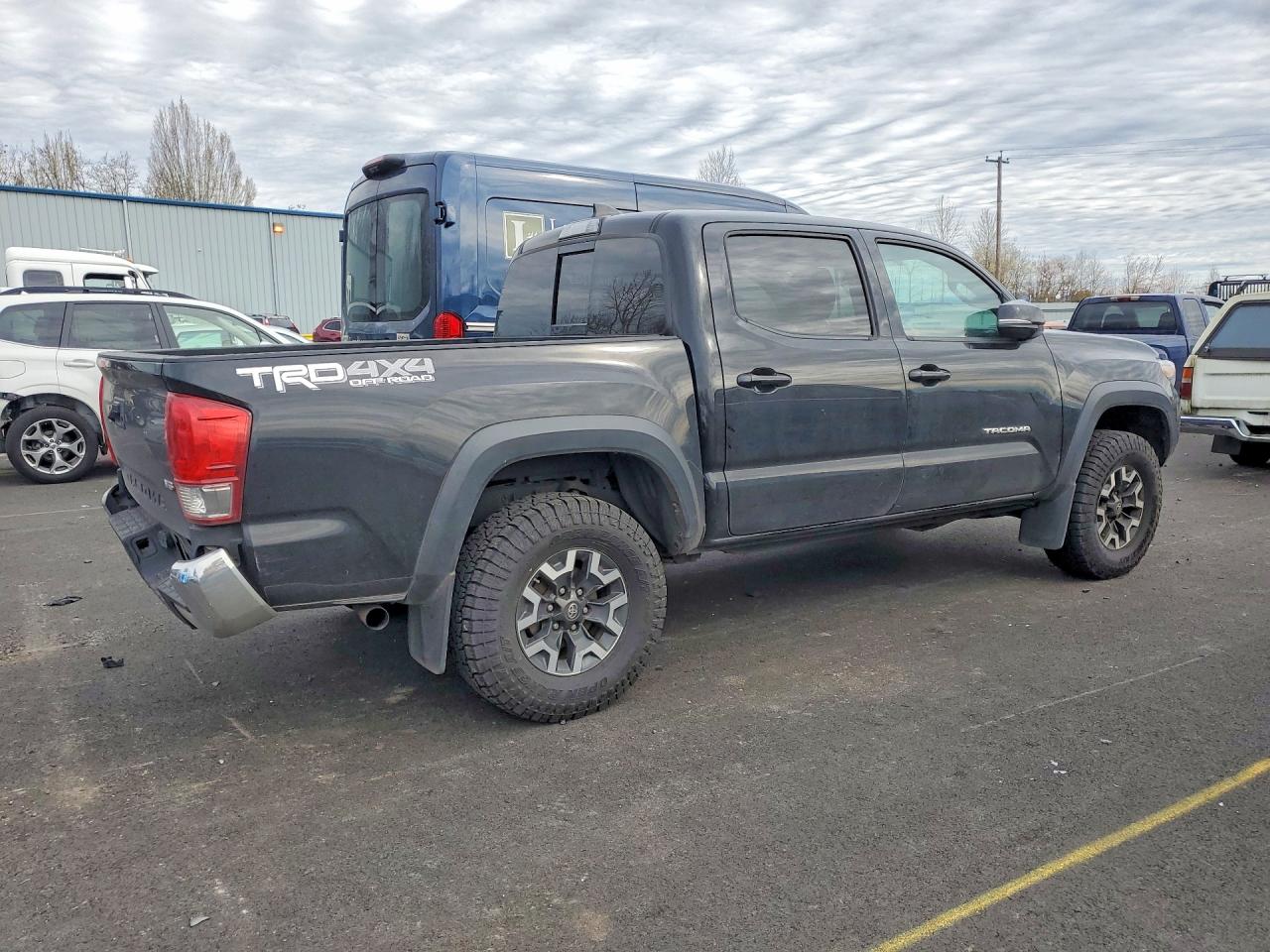 2017 TOYOTA TACOMA TRD OFF-ROAD photo 3