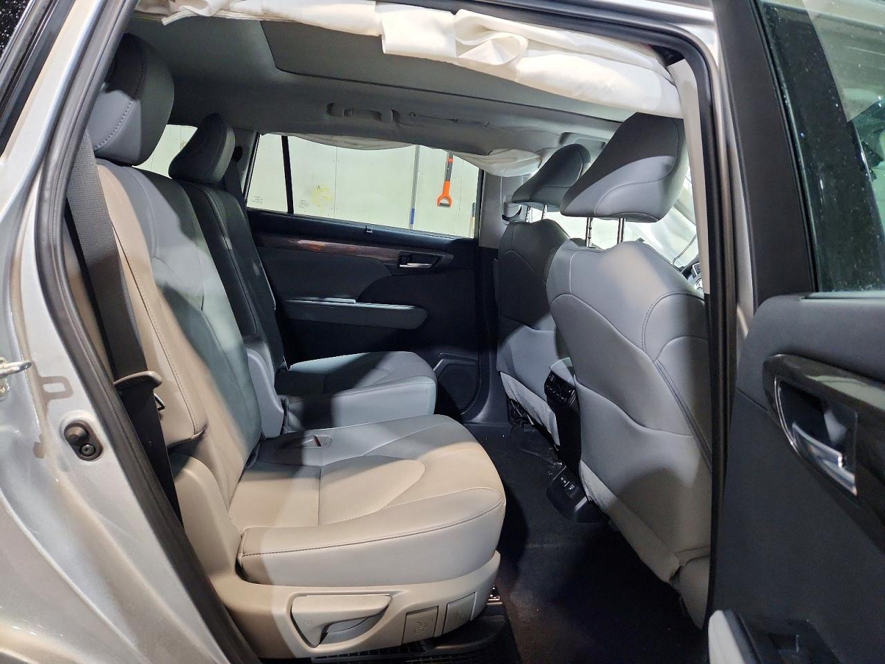 2023 TOYOTA HIGHLANDER HYBRID PLATINUM photo 31