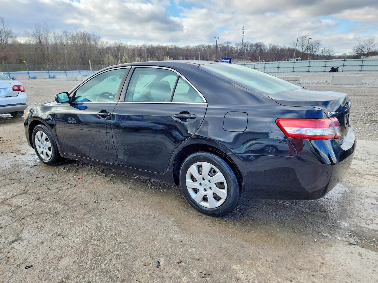 2011 TOYOTA CAMRY LE photo 3