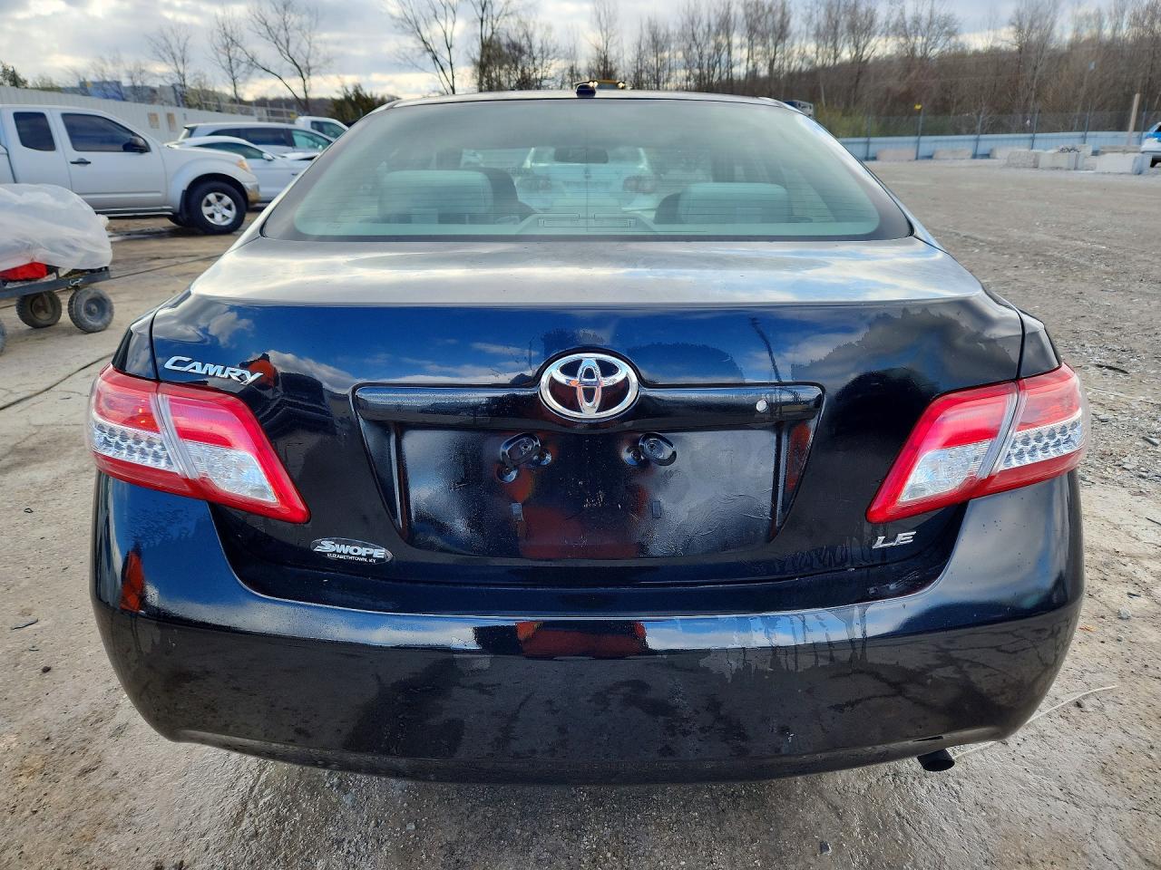 2011 TOYOTA CAMRY LE photo 11