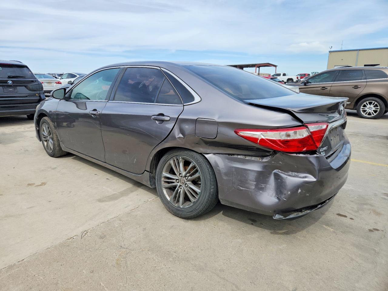 2017 TOYOTA CAMRY SE photo 3