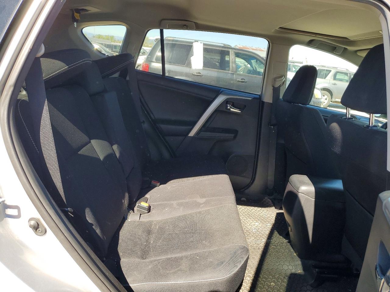 2016 TOYOTA RAV4 XLE photo 19