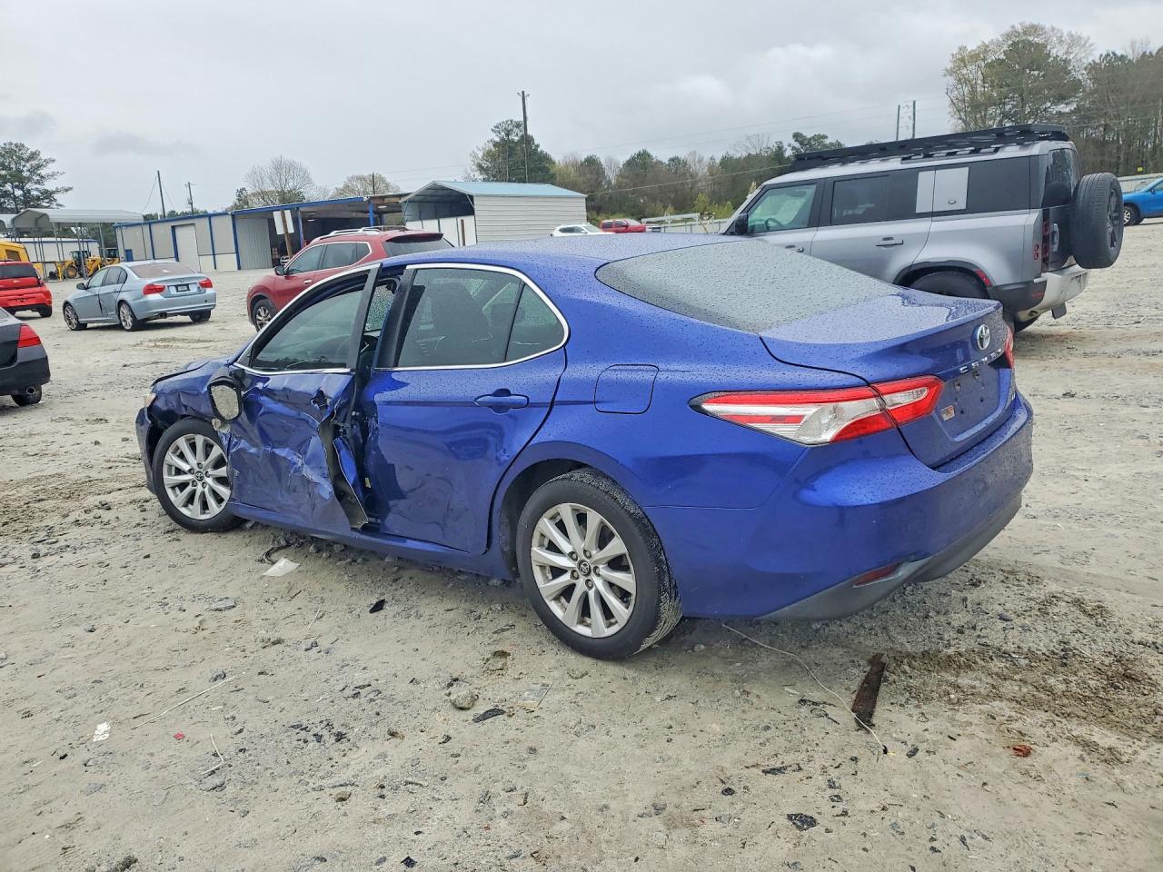 2018 TOYOTA CAMRY LE photo 2
