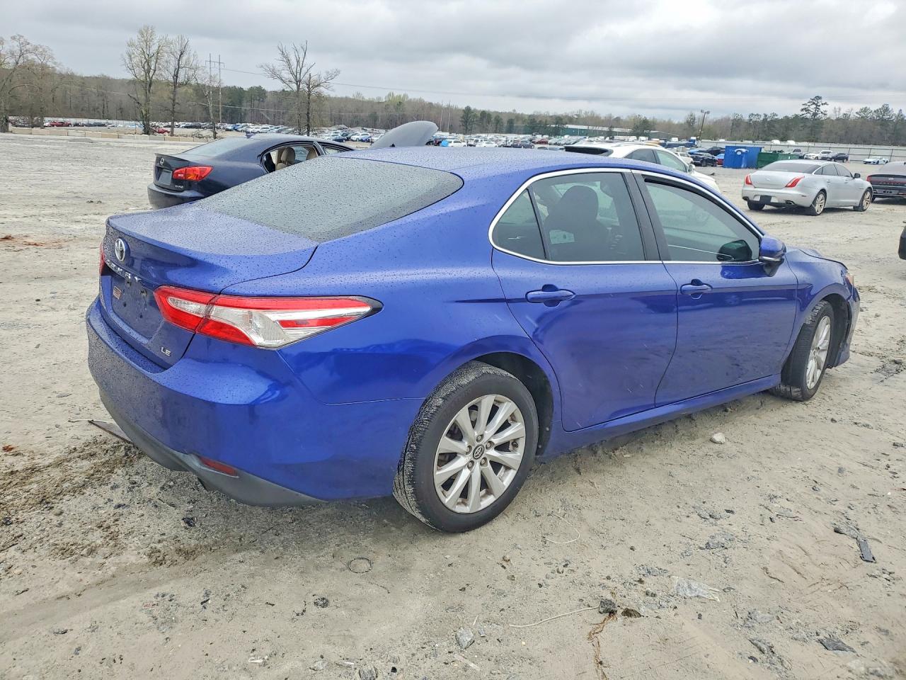 2018 TOYOTA CAMRY LE photo 3
