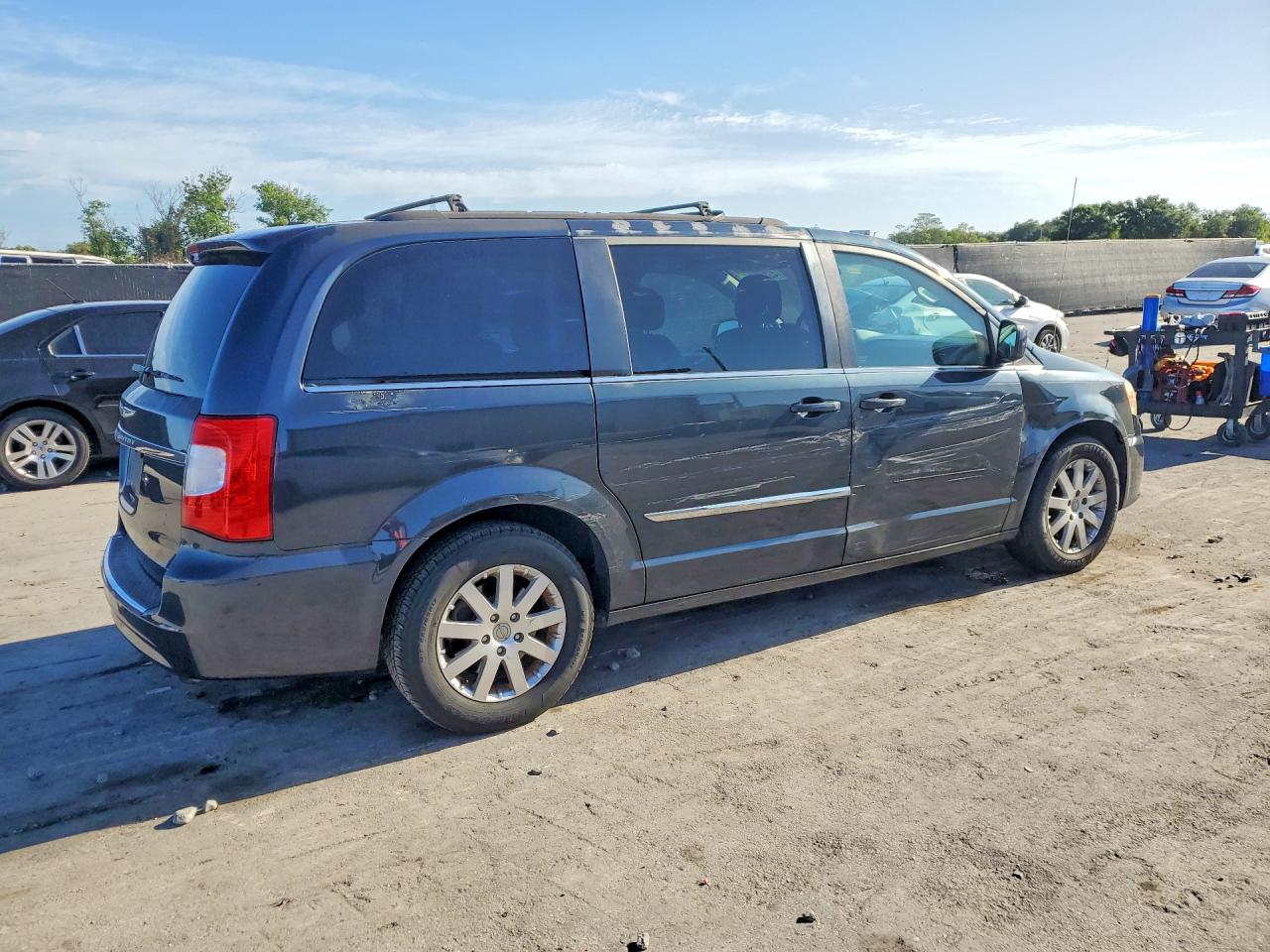 2013 CHRYSLER TOWN & COUNTRY TOURING photo 5