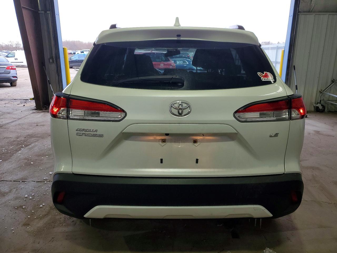 2022 TOYOTA COROLLA CROSS LE photo 16