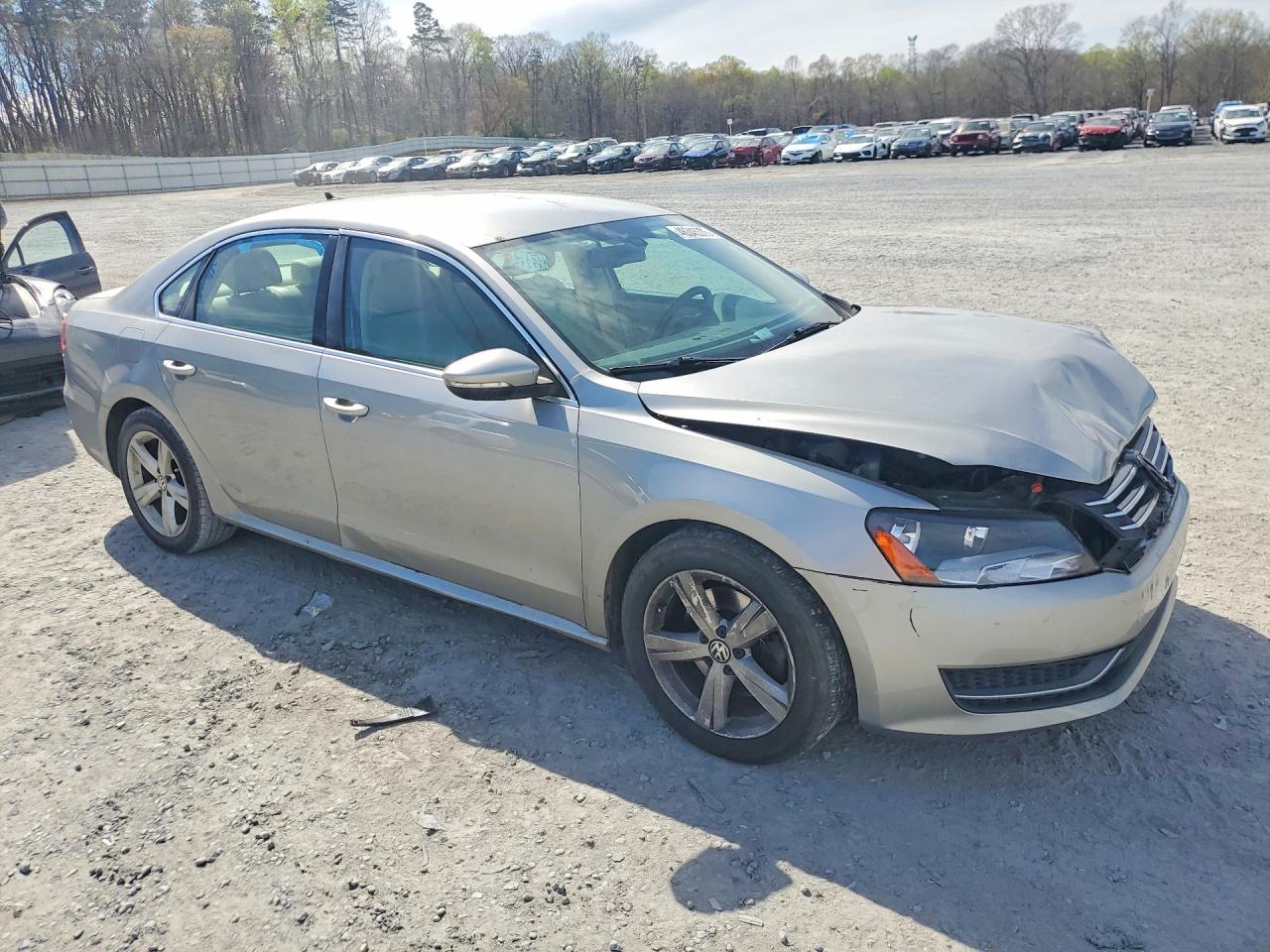 2012 VOLKSWAGEN PASSAT SE photo 4