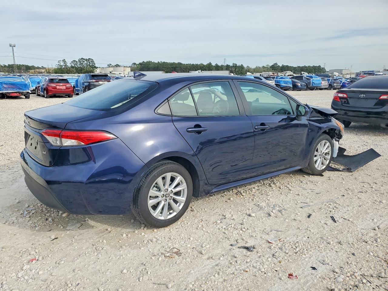 2025 TOYOTA COROLLA LE photo 3