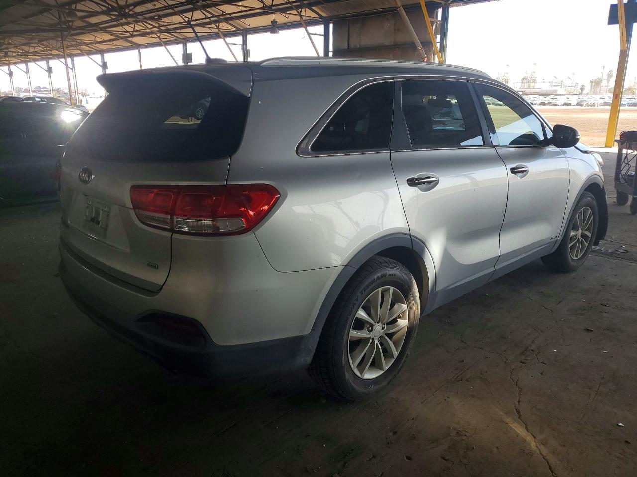 2017 KIA SORENTO LX photo 5