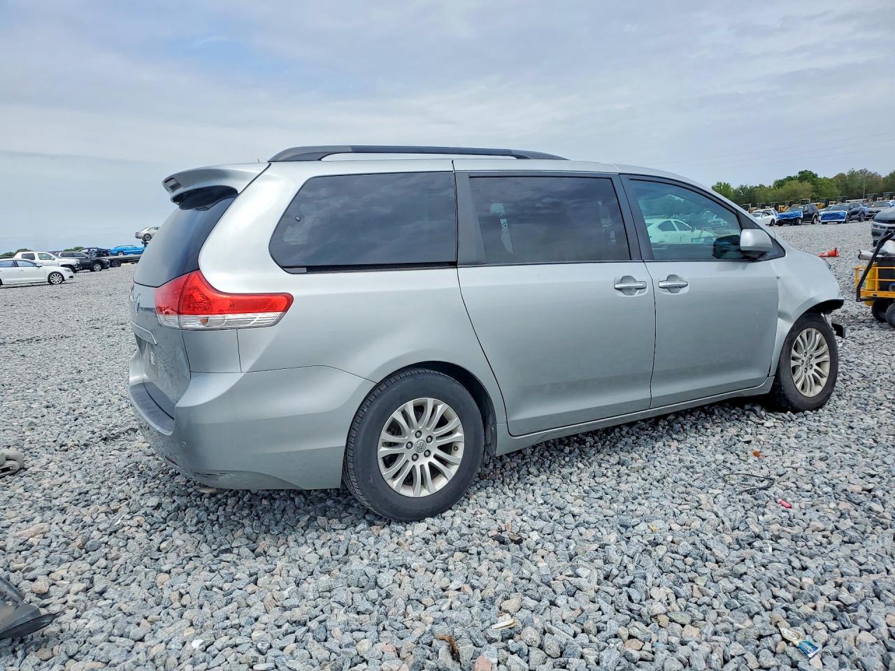 2014 TOYOTA SIENNA XLE 8-PASSENGER photo 5