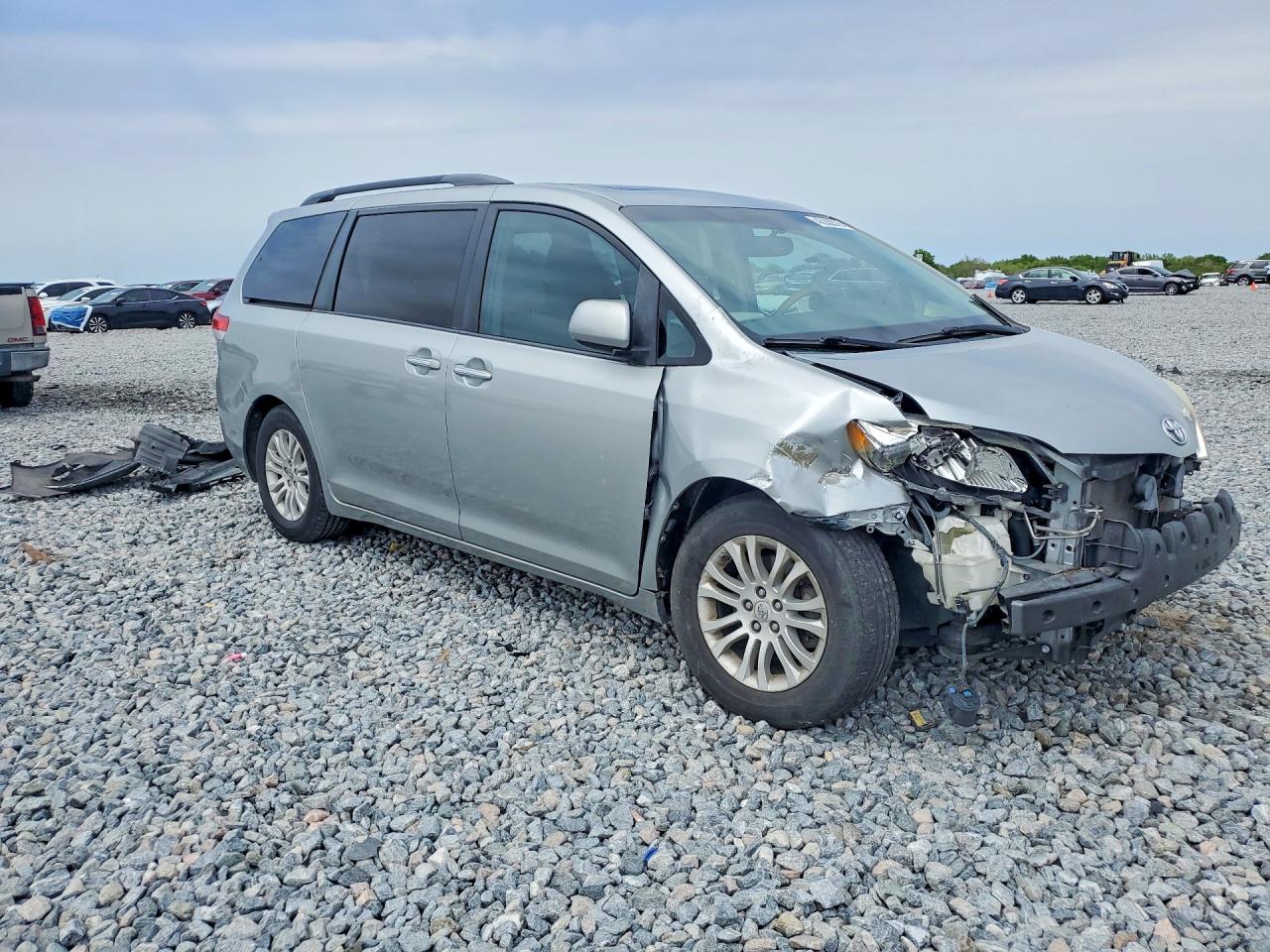 2014 TOYOTA SIENNA XLE 8-PASSENGER photo 7
