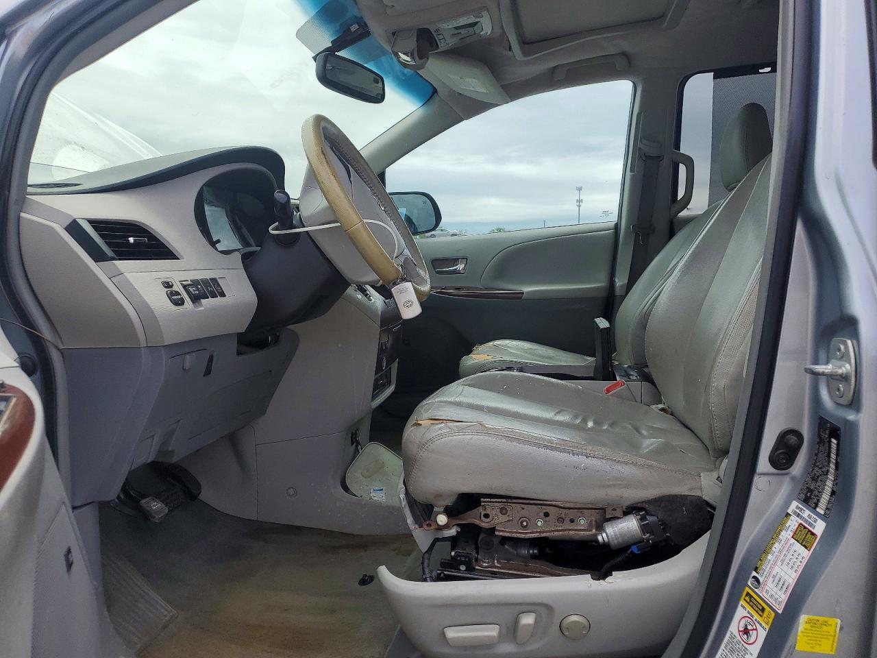2014 TOYOTA SIENNA XLE 8-PASSENGER photo 13