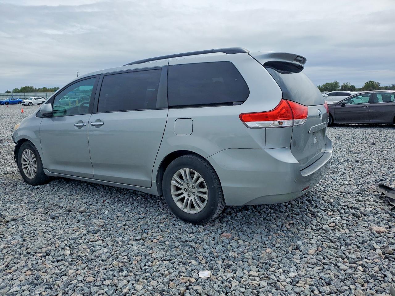 2014 TOYOTA SIENNA XLE 8-PASSENGER photo 3