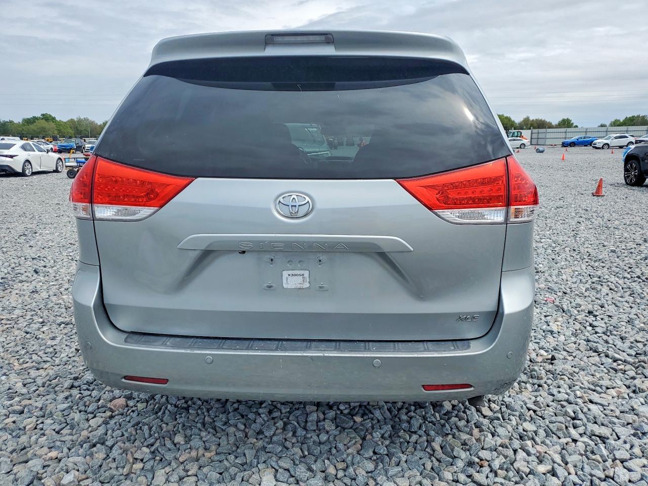 2014 TOYOTA SIENNA XLE 8-PASSENGER photo 11