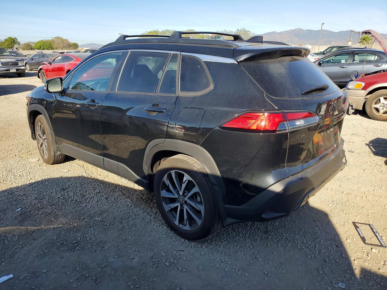 2024 TOYOTA COROLLA CROSS XLE photo 3