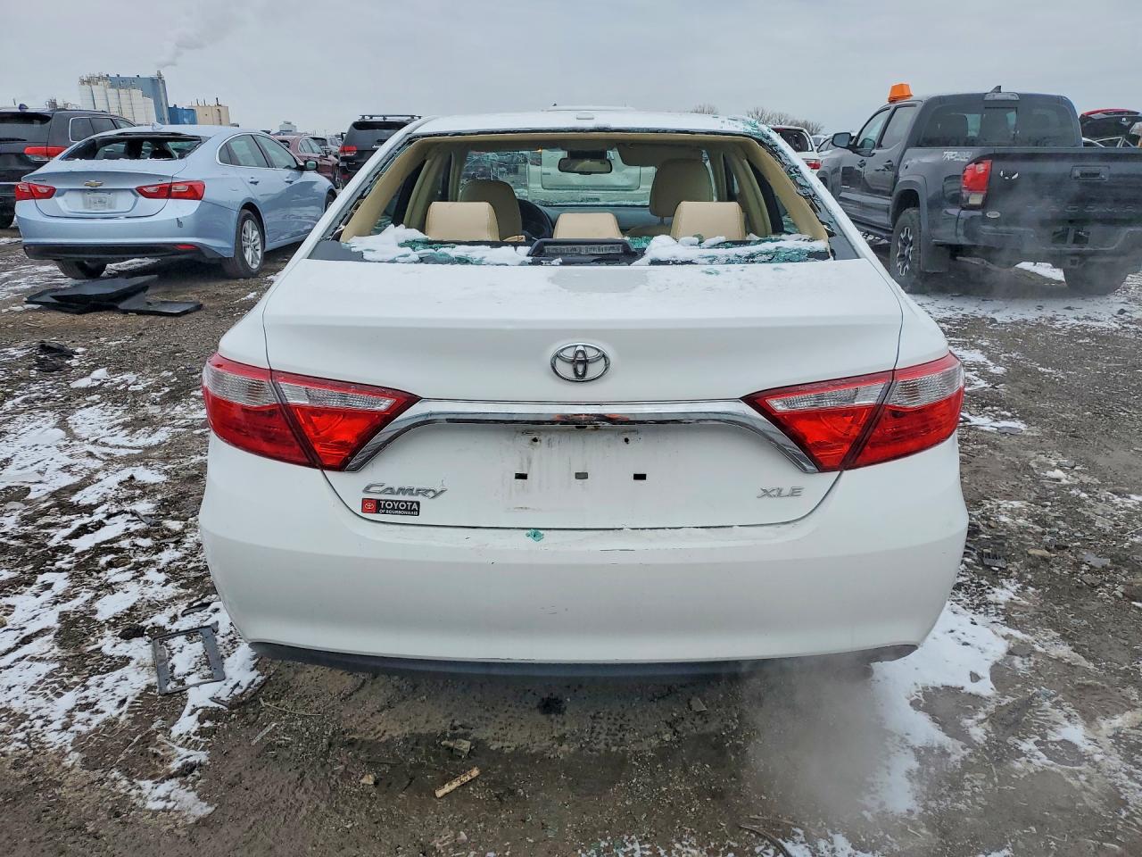 2015 TOYOTA CAMRY XLE photo 16