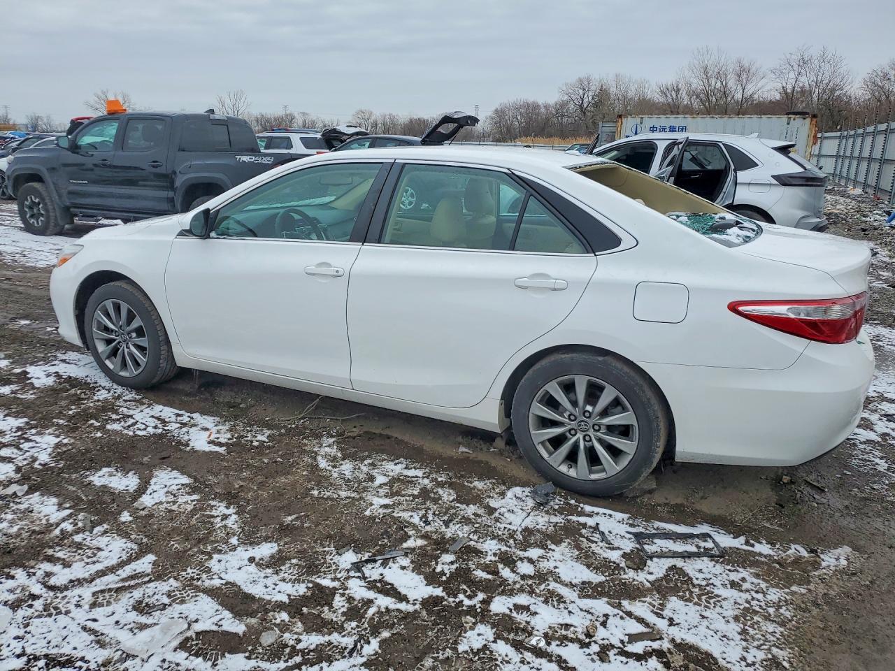 2015 TOYOTA CAMRY XLE photo 4