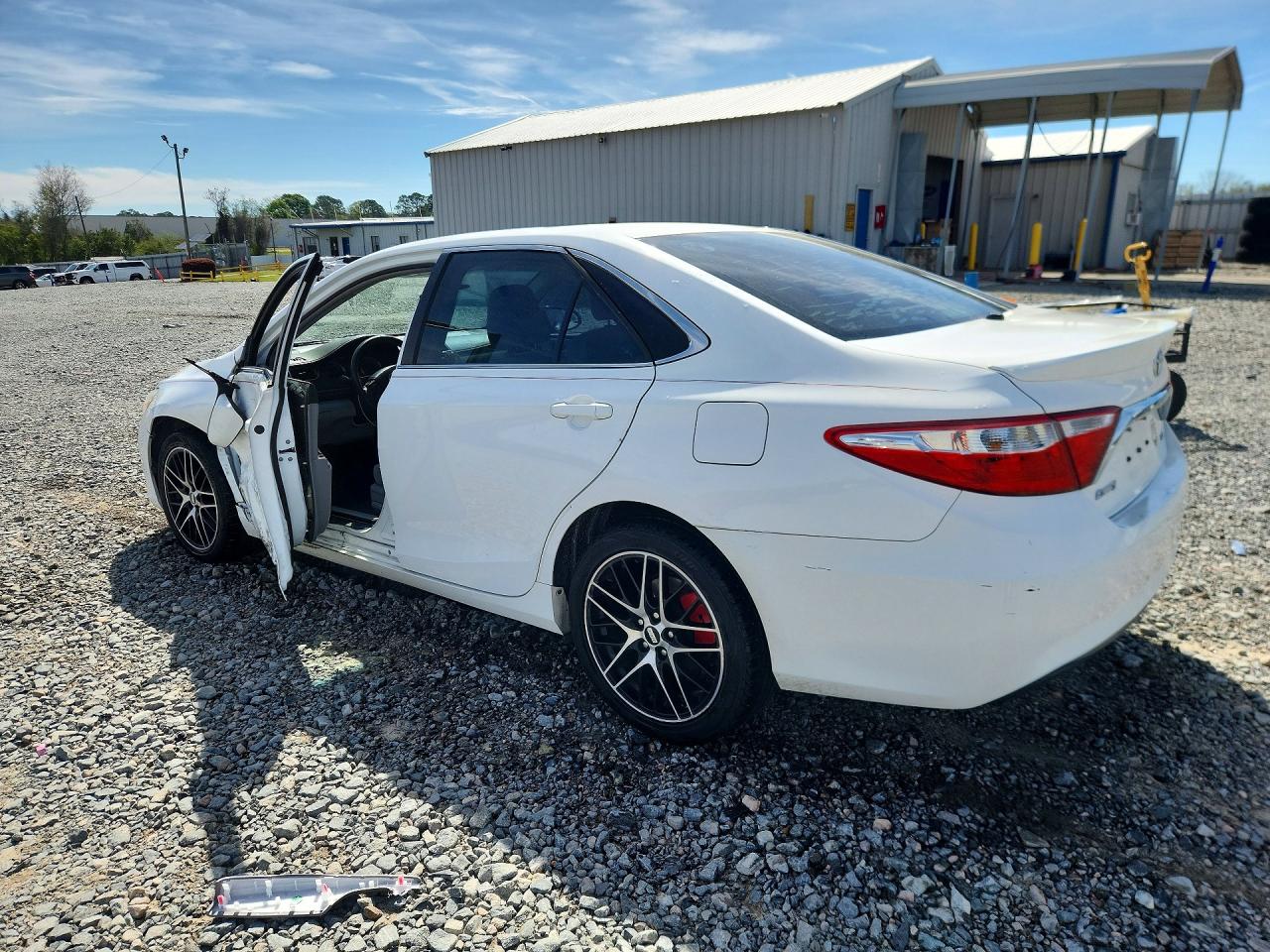 2017 TOYOTA CAMRY LE photo 3
