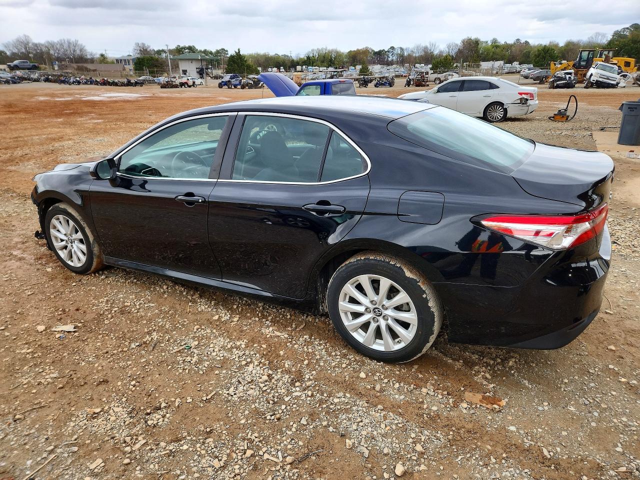 2018 TOYOTA CAMRY LE photo 3