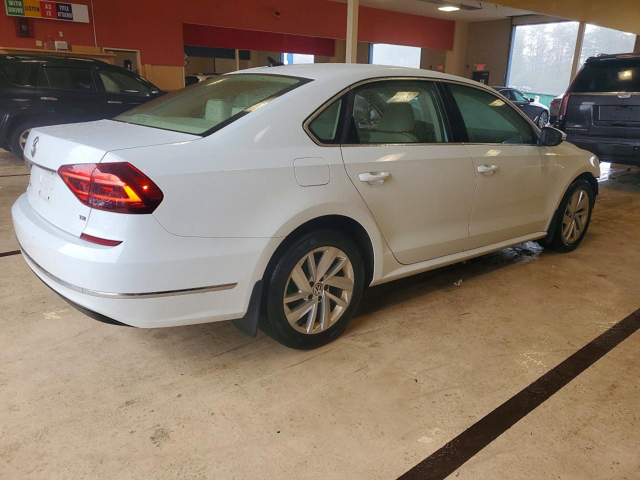 2018 VOLKSWAGEN PASSAT photo 3