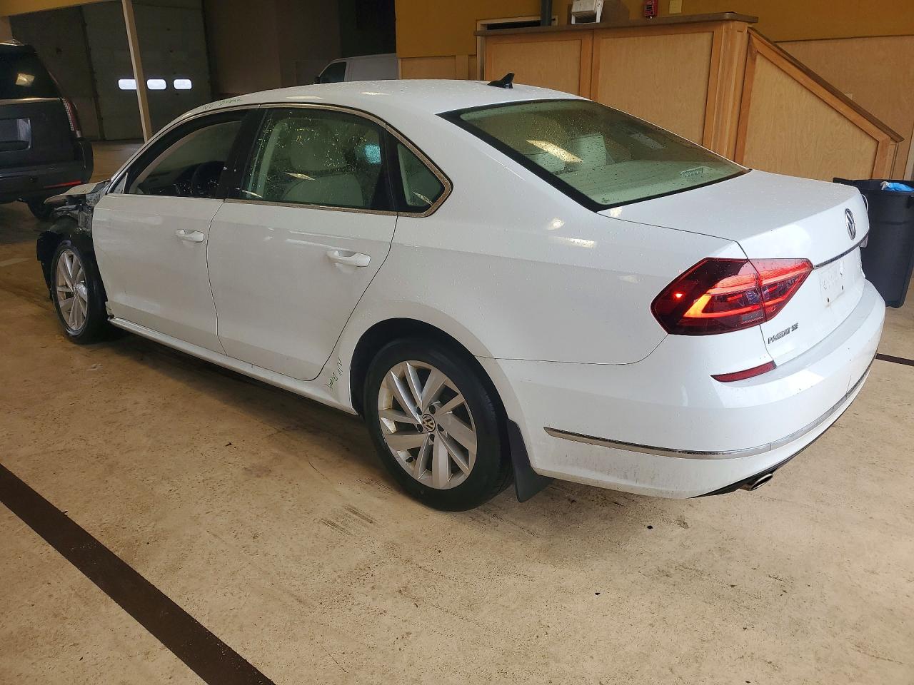2018 VOLKSWAGEN PASSAT photo 2