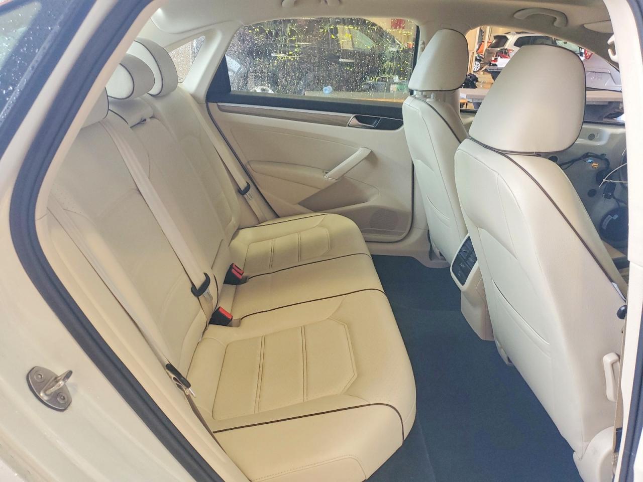 2018 VOLKSWAGEN PASSAT photo 10