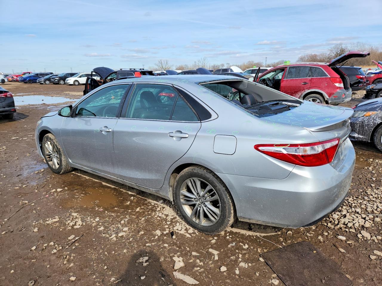 2015 TOYOTA CAMRY SE photo 3