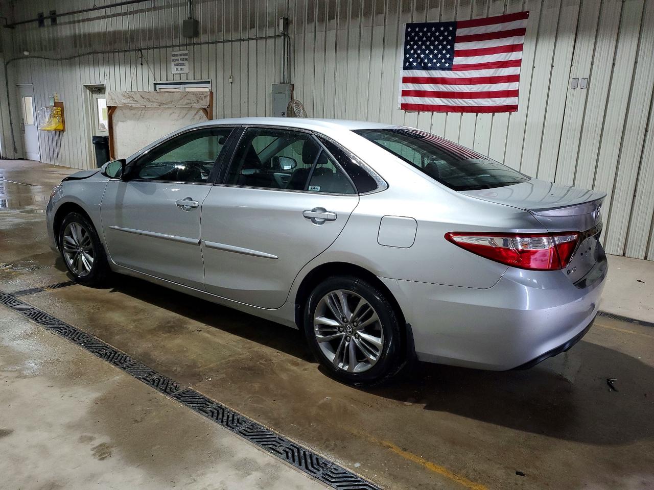 2017 TOYOTA CAMRY SE photo 2