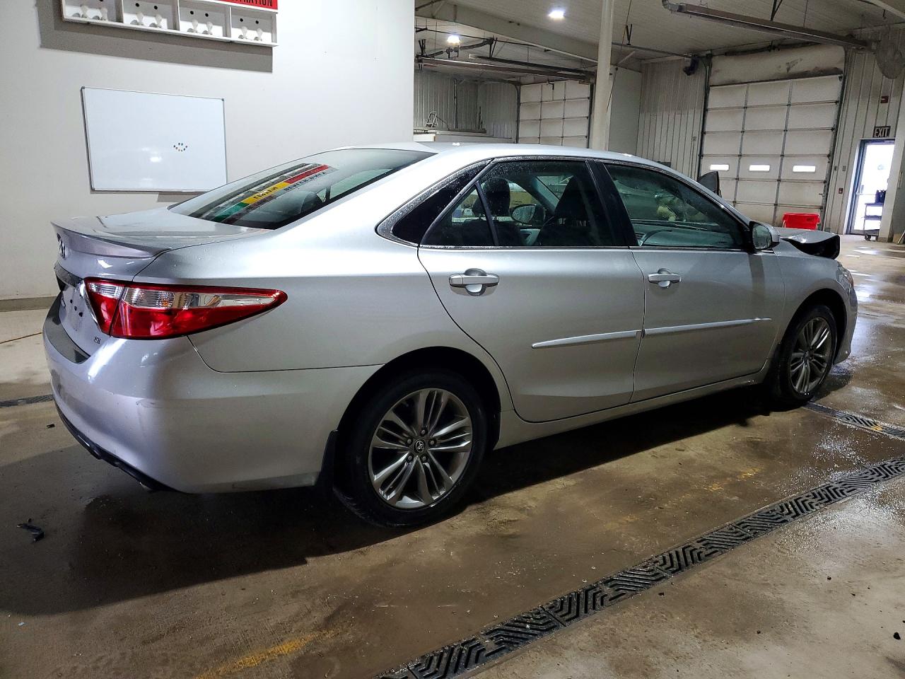 2017 TOYOTA CAMRY SE photo 3