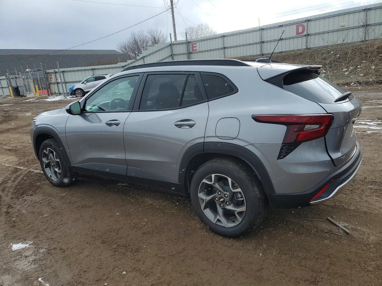 2025 CHEVROLET TRAX 1LT photo 2