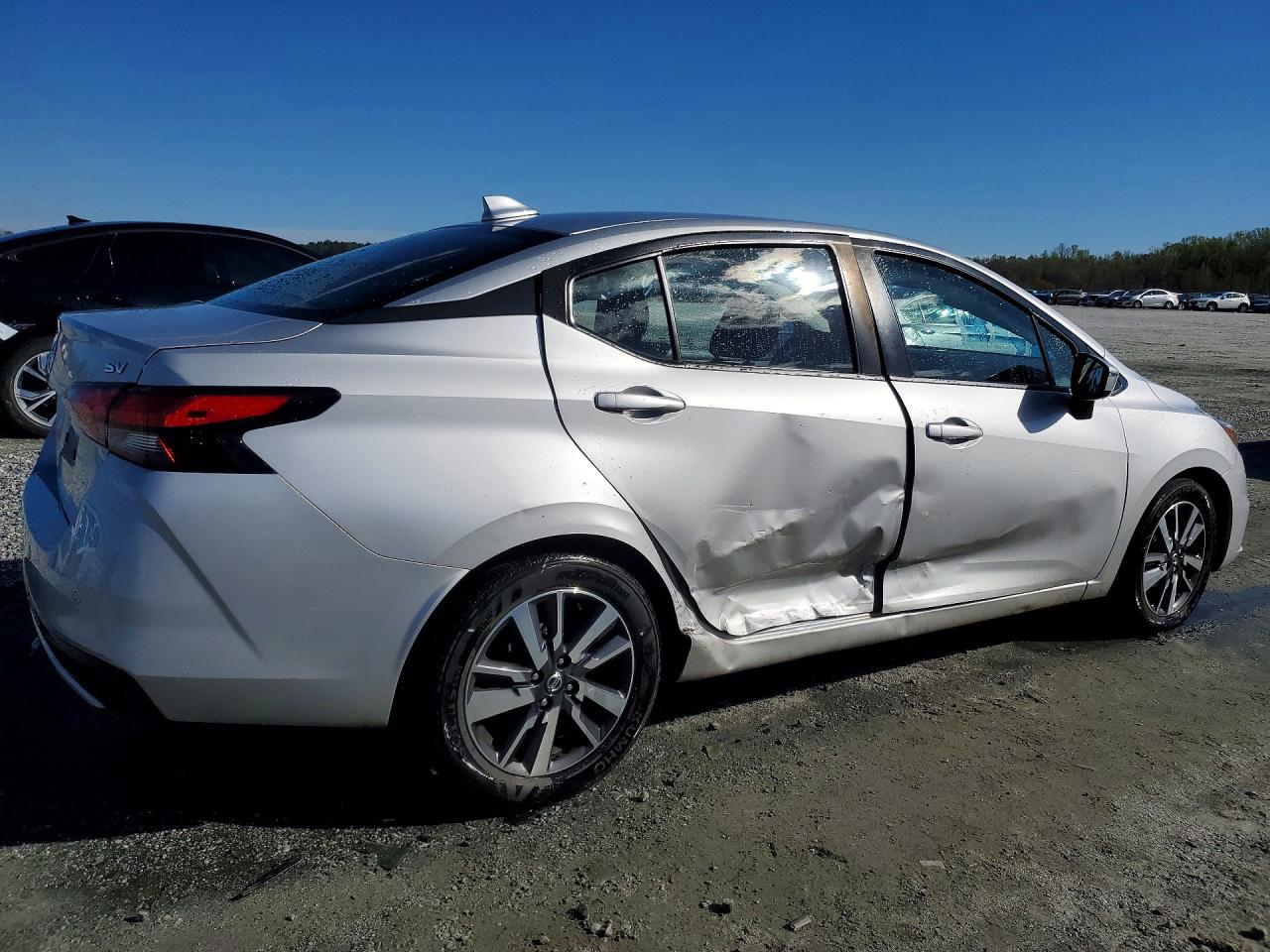 2020 NISSAN VERSA SV photo 5