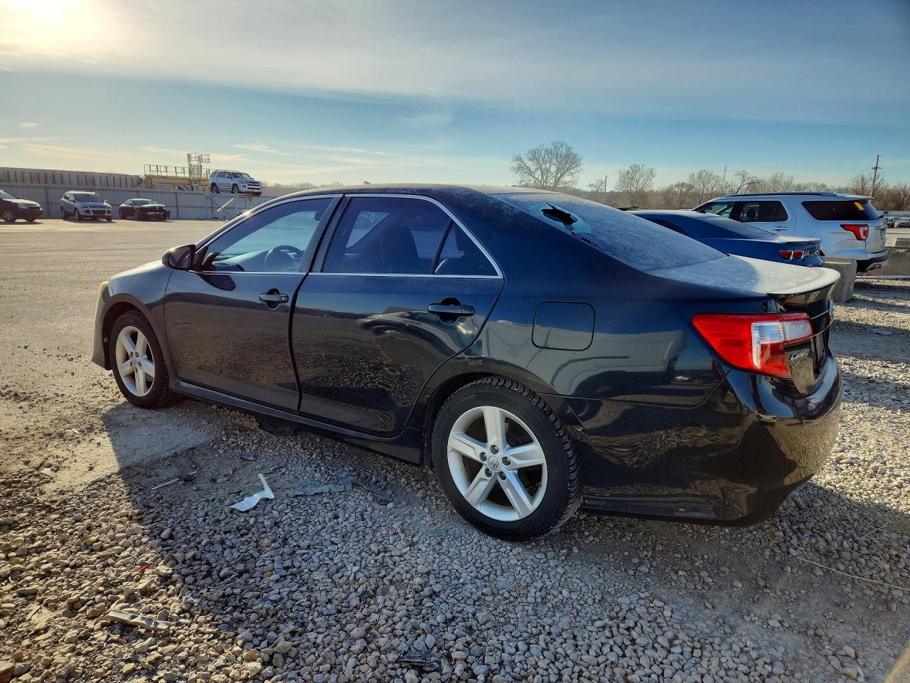 2014 TOYOTA CAMRY SE photo 2