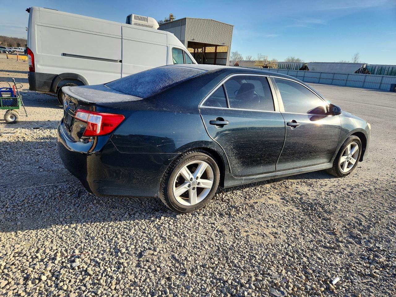2014 TOYOTA CAMRY SE photo 3