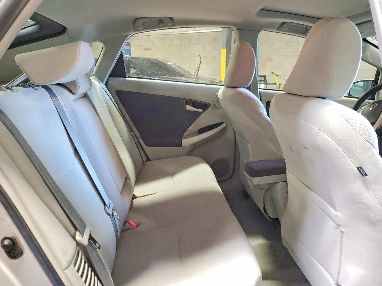 2010 TOYOTA PRIUS III photo 10