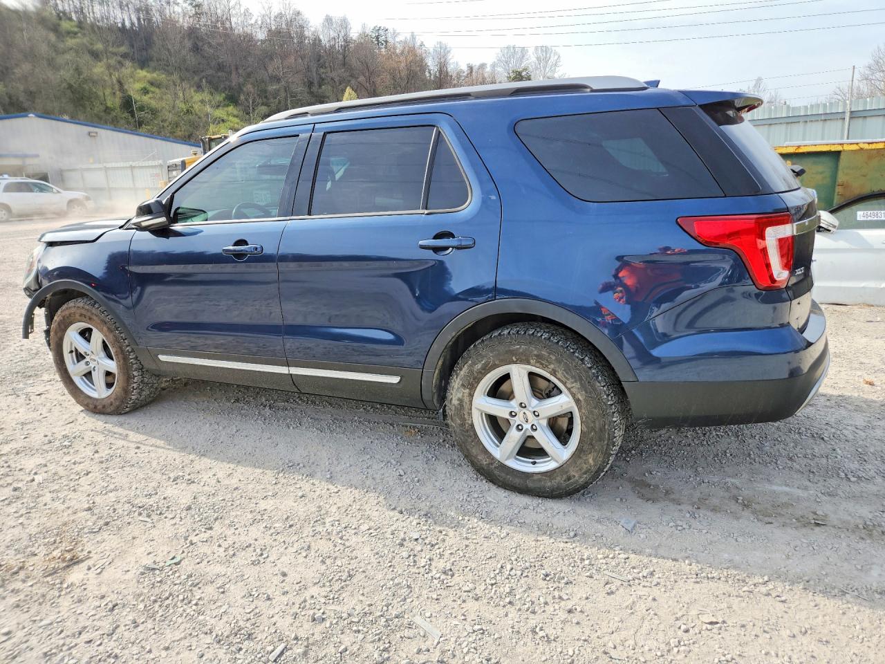 2017 FORD EXPLORER XLT photo 4