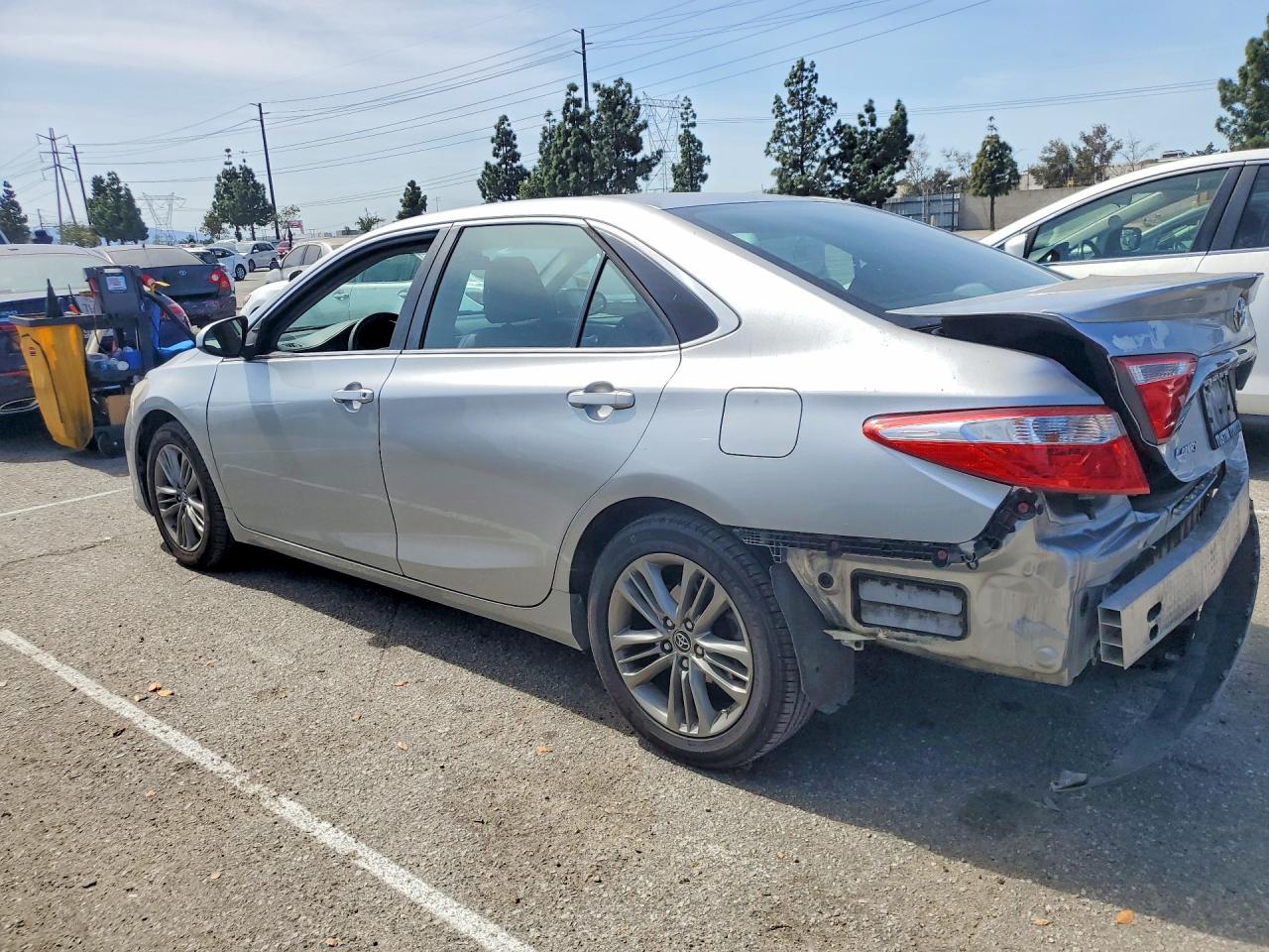2015 TOYOTA CAMRY SE photo 3