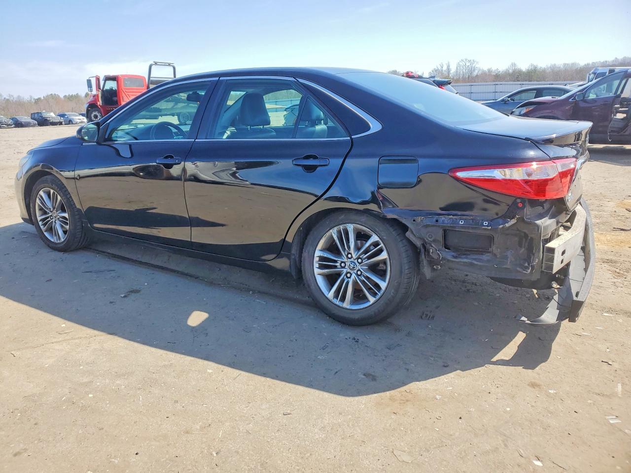 2015 TOYOTA CAMRY SE photo 3