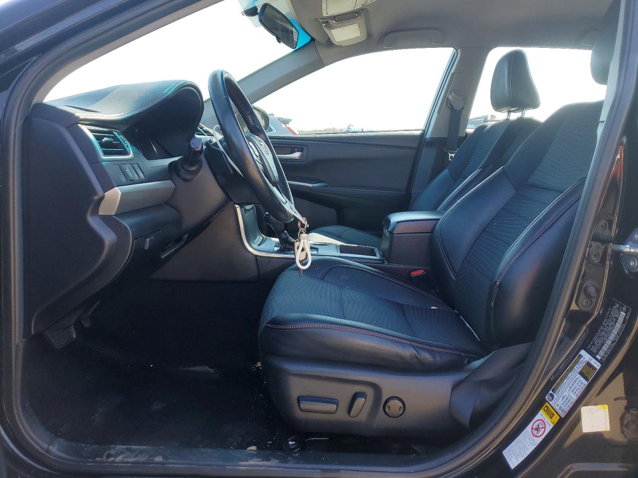 2015 TOYOTA CAMRY SE photo 13