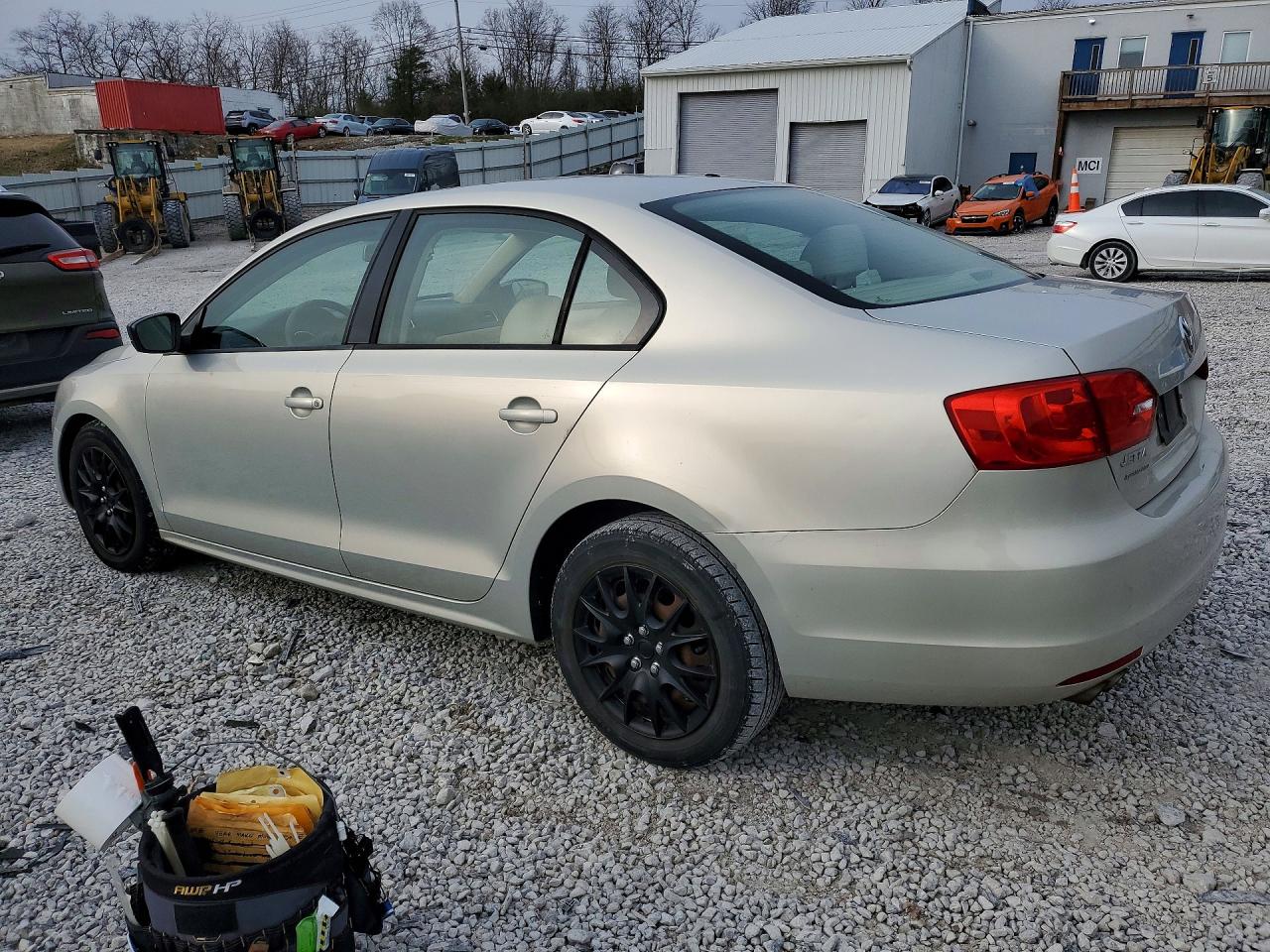 2011 VOLKSWAGEN JETTA SE photo 2