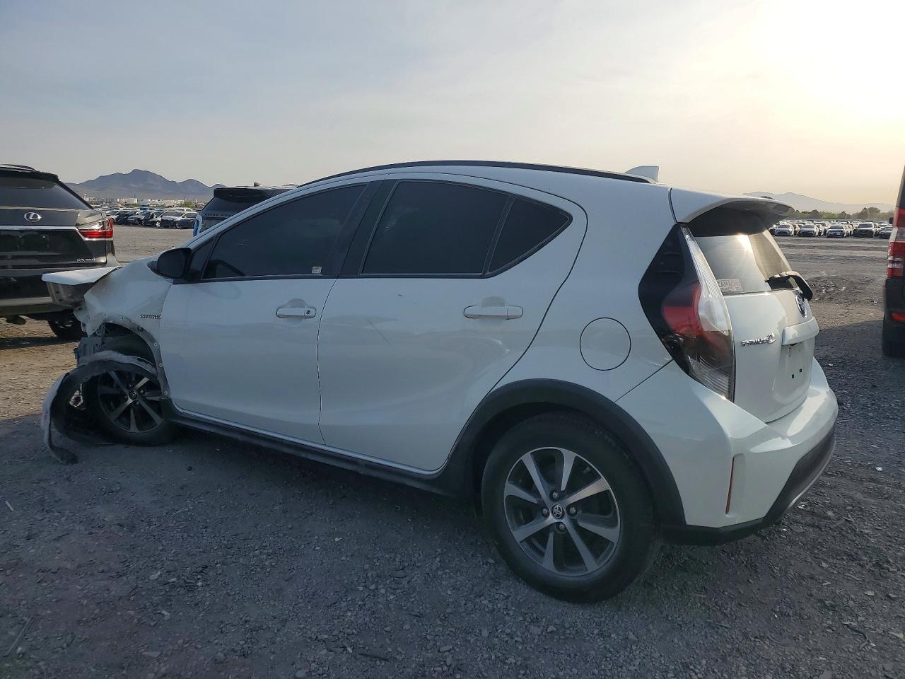 2018 TOYOTA PRIUS C TWO photo 2