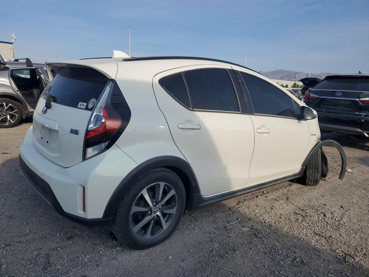 2018 TOYOTA PRIUS C TWO photo 3