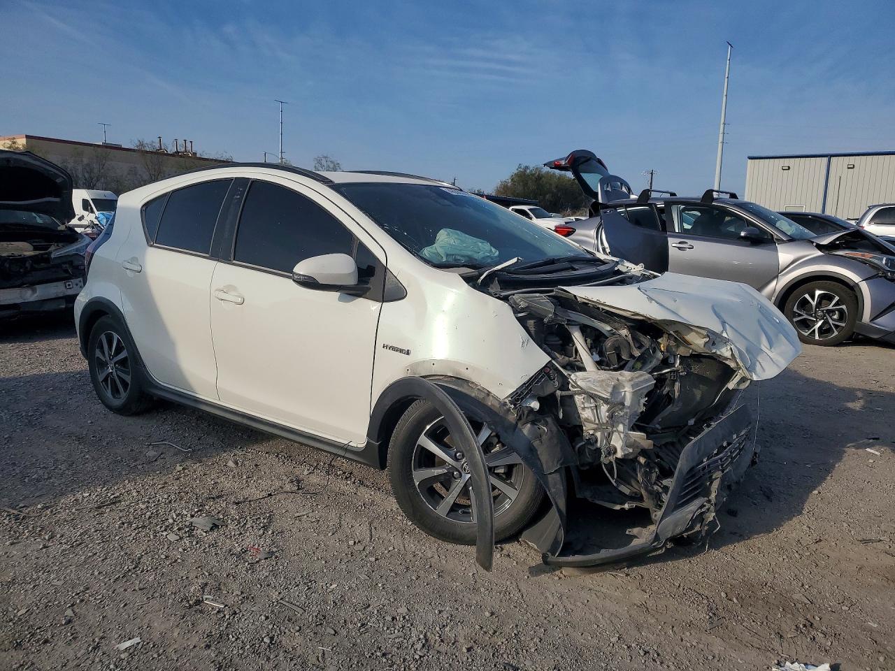 2018 TOYOTA PRIUS C TWO photo 4
