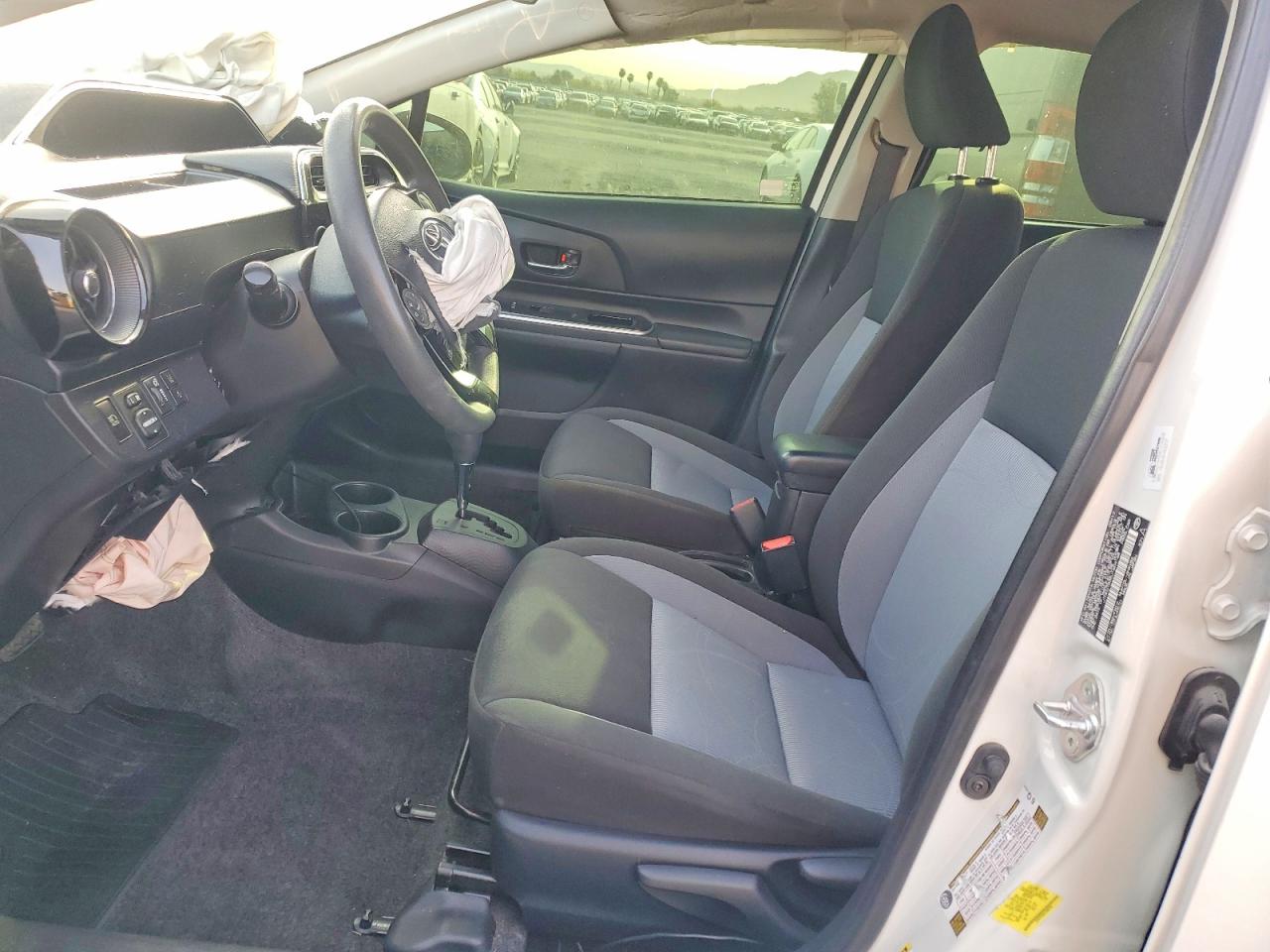 2018 TOYOTA PRIUS C TWO photo 7