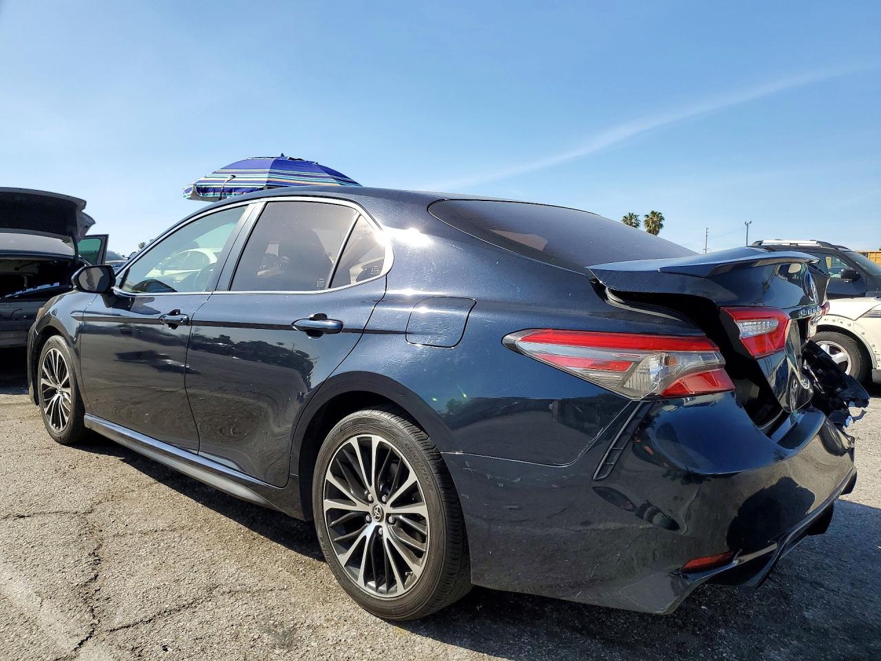 2018 TOYOTA CAMRY SE photo 3