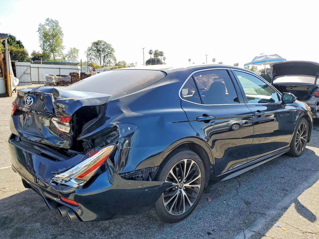 2018 TOYOTA CAMRY SE photo 5