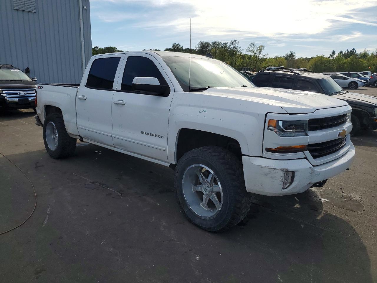 2017 CHEVROLET SILVERADO K1500 LT photo 4